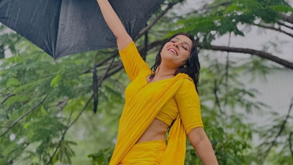 <p>వర్షంలో తనను తాను మైమరచిపోతూ రష్మి గౌతమ్ ఇచ్చిన హాట్ పోజులు ఇవి</p>