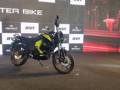 <p>ఈ ఎలక్ట్రిక్​ బైక్​ని 0 నుంచి 8శాతం ఛార్జ్​ చేసేందుకు 2 గంటల 15 నిమిషాల సమయం పడుతుంది. ఇందులో 2.8 కేడబ్ల్యూ మోటార్​ ఉంటుంది. మొత్తం మీద ఈ ఈ-బైక్​ బరువు 108 కేజీలు. 250 కేజీల వరకు బరువును మోయగలదు.</p>