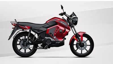 <p>రివోల్ట్​ ఆర్​వీ1 ఎలక్ట్రిక్​ బైక్​లో 2.2 కేడబ్ల్యూహెచ్​ బ్యాటరీ ప్యాక్​ ఉంటుంది. దీనిని ఒక్కసారి ఛార్జ్​ చేస్తే 100 కి.మీ (ఈకో మోడ్​) వరకు రేంజ్​ని ఇస్తుంది.</p> 
