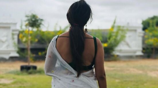 ఓ కవితలా అనిపించిన రోజు అనే క్యాప్షన్ తో అనసూయ ఈ ఫొటోలను తన ఇన్‌స్టాగ్రామ్ లో షేర్ చేసింది.