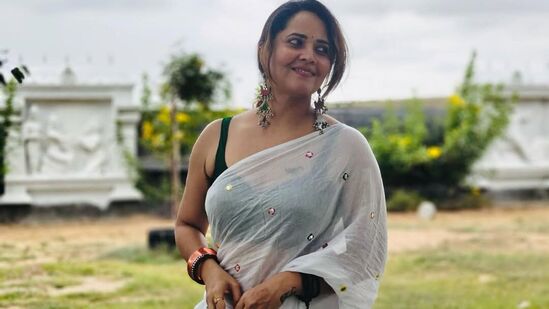 అనసూయ భరద్వాజ్ తెల్ల చీర, గ్రీన్ కలర్ స్లీవ్‌లెస్ బ్లౌజులో ఇలా అందంగా కనిపించింది.