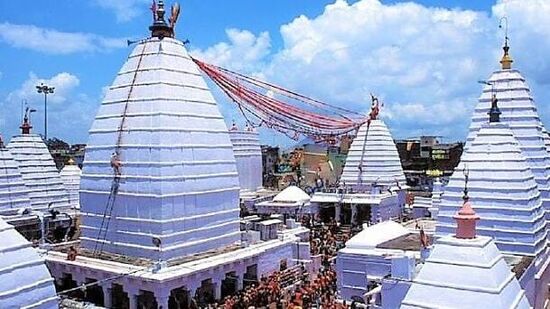 దేవ్ ఘర్ ఆలయం - జార్ఖండ్ లో ఉన్న దేవ్ ఘర్ ఆలయాన్ని విశ్వకర్మ శివుడి కోసం నిర్మించాడు. పురాణాల ప్రకారం, ఒకప్పుడు రావణుడు శివుడిని తనతో పాటు శివలింగ రూపంలో లంకకు తీసుకెళ్లాలని పట్టుబట్టాడు. శివుడు అందుకు ఒప్పుకున్నాడు. అయితే ఈ ఆలయం వద్ద శివలింగం నేలను తాకింది. దీనితో అక్కడి నుండి దానిని తరలించడం కష్టంగా మారింది. అందువలన విశ్వకర్మ రాత్రికి రాత్రే ఇక్కడ ఆలయాన్ని నిర్మించాడు. పిక్ క్రెడిట్: ఫ్రీపిక్
