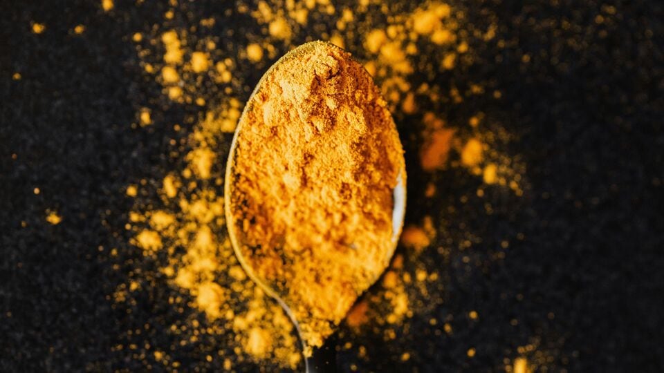 <p>జిడ్డు చర్మం, మొటిమలు ఉన్నవారికి పసుపు చాలా ప్రయోజనకరంగా ఉంటుంది. ఇది చర్మంలో నూనె ఉత్పత్తిని నియంత్రించడంలో సహాయపడుతుంది. అదనపు సెబమ్ పేరుకుపోకుండా నిరోధిస్తుంది.</p>