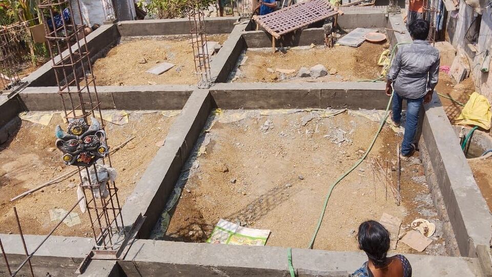 <p>ఈ ఏడాది రాష్ట్రవ్యాప్తంగా 22,500 కోట్ల రూపాయలతో నియోజకవర్గానికి 3,500 చొప్పున 4.50 లక్షల ఇందిరమ్మ ఇండ్లు నిర్మించాలని ప్రభుత్వం లక్ష్యంగా పెట్టుకుంది. ఈ నెల 23వ తేదీ వరకు గ్రేటర్ హైదరాబాద్ (జిహెచ్ఎంసి) మినహా రాష్ట్రంలోని 95 నియోజకవర్గాలకు గాను 88 నియోజకవర్గాలలో లబ్ధిదారులు ఎంపిక ప్రక్రియ పూర్తయింది. వర్షాకాలం సీజన్ ను దృష్టిలో పెట్టుకొని గ్రౌండింగైన ఇండ్లను వీలైనంత త్వరగా బేస్మెంట్ పనులు పూర్తి చేసుకునేలా నిరంతరం మానిటరింగ్ చేయాలని అధికారులను మంత్రి పొంగులేటి శ్రీనివాస్ రెడ్డి ఆదేశించారు.</p>(HT Telugu)
