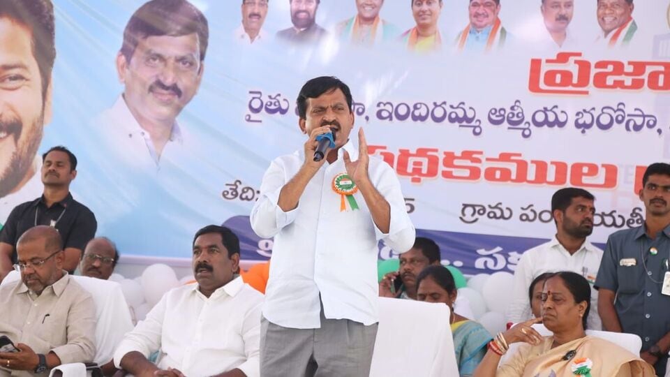 <p><img src="https://abs-0.twimg.com/emoji/v2/svg/2705.svg" alt="✅">ఇండ్ల మంజూరు,గ్రౌండింగ్ లో సూర్యాపేట, పెద్దపల్లి,భూపాలపల్లి,హనుమకొండ,వికారాబాద్, సిద్దిపేట,నారాయణపేట,జోగులాంబ గద్వాల జిల్లాల పనితీరు మరింత మెరుగుపడాలని మంత్రి పొంగులేటి చెప్పారు. తక్షణమే ఆయా జిల్లాలపై ప్రధానంగా దృష్టి సారించాలని అధికారులను ఆదేశించారు.</p>