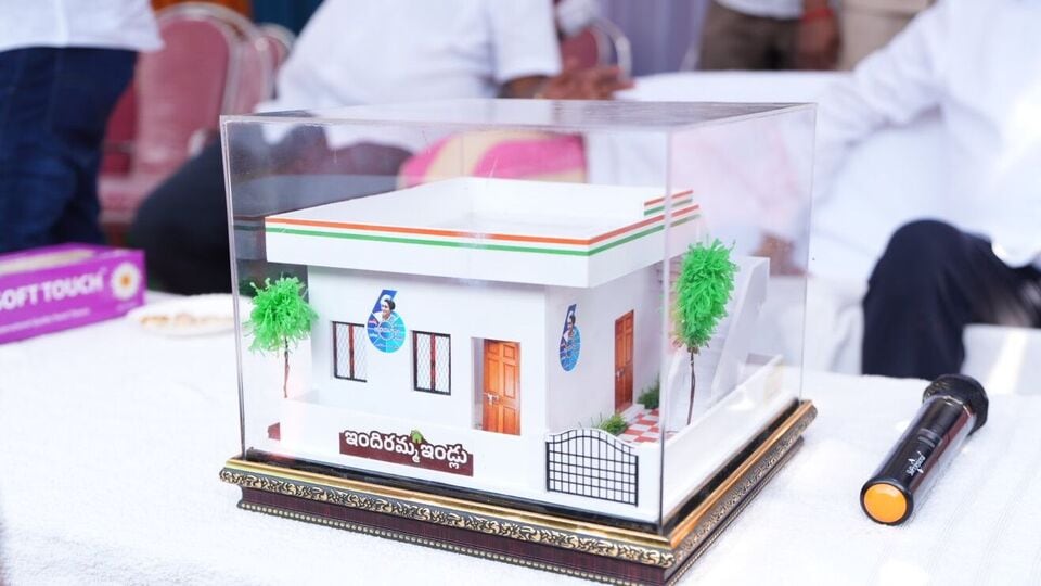 <p>తెలంగాణలో ఇందిరమ్మ ఇళ్ల నిర్మాణ పనులు కొనసాగుతున్నాయి. ఇప్పటికే అన్ని నియోజకవర్గాల్లో పనులు జరుగుతున్నాయి. నిర్మాణ స్థాయిని బట్టి నిధులను కూడా లబ్ధిదారుల ఖాతాల్లో జమ చేస్తున్నారు.</p>
