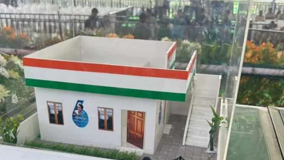 <p><img src="https://abs-0.twimg.com/emoji/v2/svg/2705.svg" alt="✅">ఇందిరమ్మ ఇండ్ల కోసం ప్రభుత్వం ఒక్కో ఇంటి కోసం 40 మెట్రిక్ టన్నుల ఇసుకను ఉచితంగా అందిస్తోందని మంత్రి పొంగులేటి తెలిపారు. ఈ ప్రయోజనాన్ని పూర్తిస్థాయిలో లబ్ధిదారులు పొందే విధంగా క్షేత్ర స్థాయిలో అధికారులు చర్యలు తీసుకోవాలని ఆదేశించారు.</p>