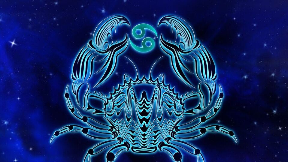 <p>కర్కాటక రాశి వారికి ఈ సమయం ఆర్థిక పరంగా చాలా శుభప్రదంగా ఉంటుంది. చాలా కాలంగా ఏదైనా ఆర్థిక సమస్య ఉంటే ఇప్పుడు దానిలో మెరుగుదలకు బలమైన అవకాశం ఉంది. ఉద్యోగంలో ఉన్నవారికి పదోన్నతి లేదా జీతం పెరుగుదలకు అవకాశం ఉండవచ్చు. వ్యాపారవేత్తలు కూడా పెద్ద లాభాలను పొందే అవకాశం ఉంది. ఇది వ్యాపారంలో పురోగతికి మార్గం తెరుస్తుంది. కుటుంబ జీవితంలో ఆనందం, శాంతి ఉంటుంది. పిల్లలకు సంబంధించిన కొన్ని శుభవార్తలు కూడా అందుకోవచ్చు.</p>