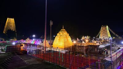 <p>స్పర్శ దర్శనంలో భాగంగా… ఆలయంలోని అభిషేక సమయంలో భక్తులు లింగాన్ని తాకే అవకాశం ఉంటుంది. దీన్నే స్పర్శదర్శనంగా పేర్కొంటారు. ఈ అవకాశం కోసం చాలా మంది శివభక్తులు ఎదురుచూస్తుంటారు.</p> <p>స్పర్శ దర్శనంలో భాగంగా… ఆలయంలోని అభిషేక సమయంలో భక్తులు లింగాన్ని తాకే అవకాశం ఉంటుంది. దీన్నే స్పర్శదర్శనంగా పేర్కొంటారు. ఈ అవకాశం కోసం చాలా మంది శివభక్తులు ఎదురుచూస్తుంటారు.</p>