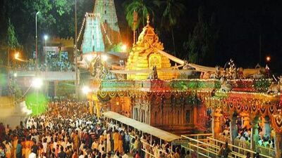 <p>శ్రీశైల ఆలయంలో జూలై ఒకటో తేదీ నుంచి ‘ఉచిత స్పర్శ దర్శనాన్ని’ పునఃప్రారంభించనున్నారు. ఈ మేరకు ఆలయ ఈవో ఎం.శ్రీనివాసరావు వివరాలను వెల్లడించారు. </p> <p>శ్రీశైల ఆలయంలో జూలై ఒకటో తేదీ నుంచి ‘ఉచిత స్పర్శ దర్శనాన్ని’ పునఃప్రారంభించనున్నారు. ఈ మేరకు ఆలయ ఈవో ఎం.శ్రీనివాసరావు వివరాలను వెల్లడించారు. </p>