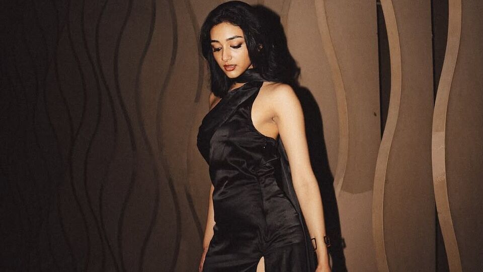 <p>తమిళనాడులోని తిరుచ్చిలో 2001 జూలై 30న జన్మించింది ప్రీతి ముకుందన్. 24 ఏళ్ల ప్రీతి ముకుందన్ బీటెక్ గ్రాడ్యుయేషన్ చేసింది. తిరుచ్చిలోని నేషనల్ ఇన్సి‌స్టిట్యూట్ ఆఫ్ టెక్నాలజీ (నిట్)లో ఇంజినీరింగ్ పూర్తి చేసింది ప్రీతి ముకుందన్.</p><p> </p>(Instagram/Preity Mukhundhan )