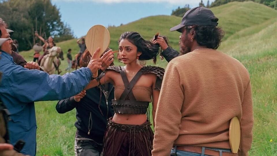 <p>తమిళ అమ్మాయి అయిన ప్రీతి ముకుందన్ టాలీవుడ్ మూవీతోనే హీరోయిన్‌గా ఎంట్రీ ఇచ్చింది. అయితే, ఆ సినిమా కన్నప్ప కాదు. కన్నప్ప కంటే ముందుగానే శ్రీ విష్ణు కామెడీ హిట్ మూవీ ఓం భీమ్ బుష్‌తో తెలుగులో డెబ్యూ చేసింది ప్రీతి. కానీ, ఆమెకు మాత్రం పెద్దగా పేరు రాలేదు.<br> </p>(Instagram/Preity Mukhundhan )