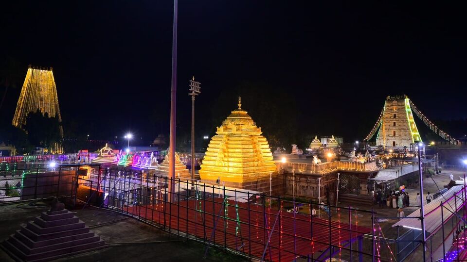 <p>స్పర్శ దర్శనంలో భాగంగా… ఆలయంలోని అభిషేక సమయంలో భక్తులు లింగాన్ని తాకే అవకాశం ఉంటుంది. దీన్నే స్పర్శదర్శనంగా పేర్కొంటారు. ఈ అవకాశం కోసం చాలా మంది శివభక్తులు ఎదురుచూస్తుంటారు.</p>