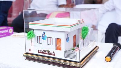 <p><img src="https://abs-0.twimg.com/emoji/v2/svg/2705.svg" alt="✅">రాష్ట్రంలో ఇప్పటి వరకు దాదాపు 3 లక్షల ఇండ్లు మంజూరు చేయగా… ఇందులో 2.37 లక్షల లబ్ధిదారులకు మంజూరీ పత్రాలను కూడా అందజేయడం జరిగింది. వీటిలో 1.03 లక్షల ఇళ్లు గ్రౌండింగ్ అయి, వివిధ దశల్లో నిర్మాణ పనులు కొనసాగుతున్నాయని ప్రభుత్వం తెలిపింది.</p> 