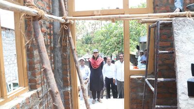 <p> బేస్మెంట్ పూర్తయిన తర్వాత లక్ష రూపాయలు, గోడల నిర్మాణం పూర్తయిన తర్వాత 1లక్ష25 వేలు, స్లాబ్ పూర్తయిన తర్వాత 1లక్ష75 వేలు, మిగిలిన పనులు పూర్తయిన తర్వాత లక్ష రూపాయలు విడుదల చేస్తున్నట్లు రాష్ట్ర గృహ నిర్మాణశాఖ అధికారులు చెబుతున్నారు. </p> 