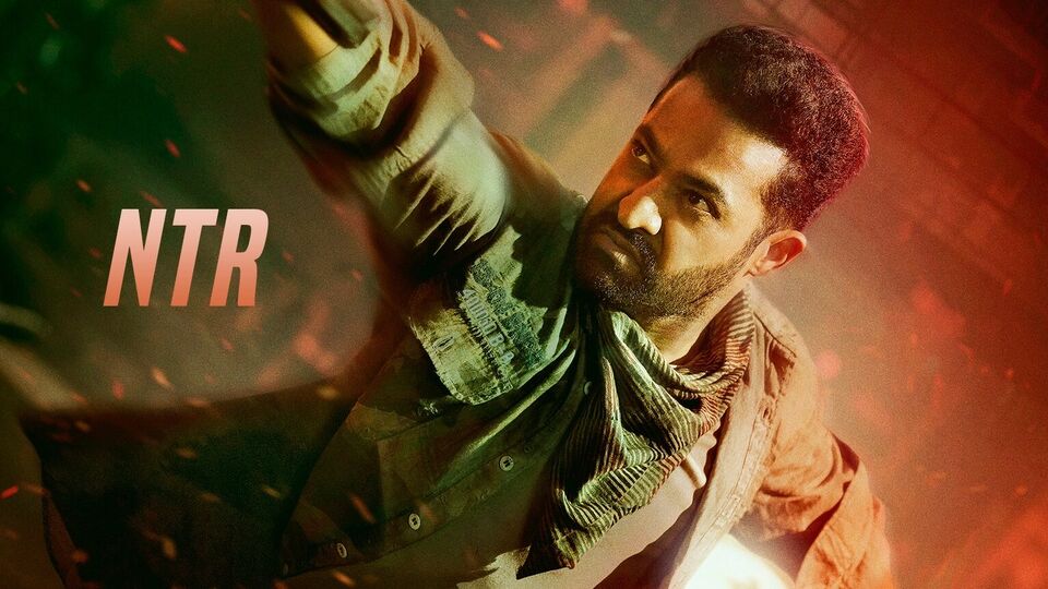 <p>టాలీవుడ్ స్టార్ జూనియర్ ఎన్టీఆర్ బాలీవుడ్ లో చేస్తున్న ఫస్ట్ మూవీ వార్ 2. ఇందులో ఫుల్ యాక్షన్ మోడ్ లో యంగ్ టైగర్ కనిపించనున్నారు. ఇటీవల రిలీజైన ట్రైలర్ లో ఎన్టీఆర్ యాక్షన్ సీన్స్ అదిరిపోయాయి. </p>(x/Yash Raj Films)
