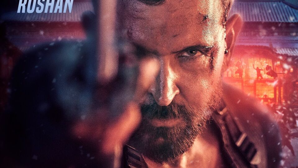 <p>గ్రీకు వీరుడు లాంటి హీరో హృతిక్ రోషన్ లుక్ కూడా అదిరిపోయింది. వార్ 2లో హృతిక్ రోషన్, జూనియర్ ఎన్టీఆర్ మధ్య యాక్షన్ సీన్స్ మరో లెవల్ లో ఉండబోతున్నాయి. </p>(x/Yash Raj Films)