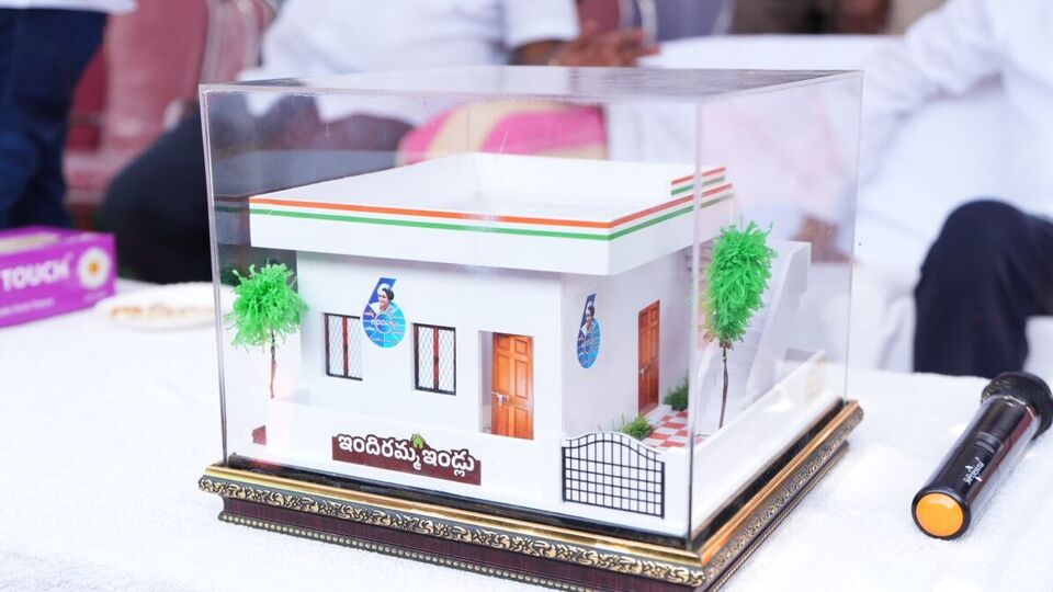 <p><img src="https://abs-0.twimg.com/emoji/v2/svg/2705.svg" alt="✅">రాష్ట్రంలో ఇప్పటి వరకు దాదాపు 3 లక్షల ఇండ్లు మంజూరు చేయగా… ఇందులో 2.37 లక్షల లబ్ధిదారులకు మంజూరీ పత్రాలను కూడా అందజేయడం జరిగింది. వీటిలో 1.03 లక్షల ఇళ్లు గ్రౌండింగ్ అయి, వివిధ దశల్లో నిర్మాణ పనులు కొనసాగుతున్నాయని ప్రభుత్వం తెలిపింది.</p>