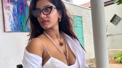 <p>యాంకర్ విష్ణు ప్రియ మరోసారి బోల్డ్ ఫొటోస్ తో రెచ్చిపోయింది. ఎద అందాలు కనిపించేలా ఫ్యాన్స్ కోసం పరువాల ప్రదర్శనకు తెరతీసింది. </p> (instagram-Vishnupriyaa bhimeneni) <p>యాంకర్ విష్ణు ప్రియ మరోసారి బోల్డ్ ఫొటోస్ తో రెచ్చిపోయింది. ఎద అందాలు కనిపించేలా ఫ్యాన్స్ కోసం పరువాల ప్రదర్శనకు తెరతీసింది. </p> (instagram-Vishnupriyaa bhimeneni)