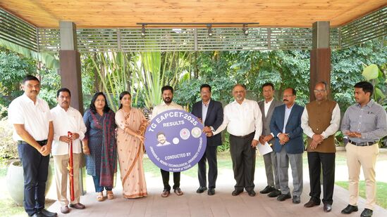 టీజీ ఈఏపీసెట్ ఇంజినీరింగ్ స్ట్రీమ్ ఫలితాలను చూస్తే... 2,20, 326 మంది దరఖాస్తు చేసుకోగా..2,07, 190 మంది హాజరయ్యారు. వీరిలో 1,51, 779 క్వాలిఫై కాగా... ఉత్తీర్ణత శాతం 73.26గా నమోదైంది. బాలికలు 65, 120 మంది ఉత్తీరులు కాగా... 86,659 మంది బాలురులు క్వాలిఫై అయ్యారు. బాలిక ఉత్తీర్ణత శాతం 73.88గా ఉండగా… బాలురది 72.79 శాతంగా నమోదైంది.