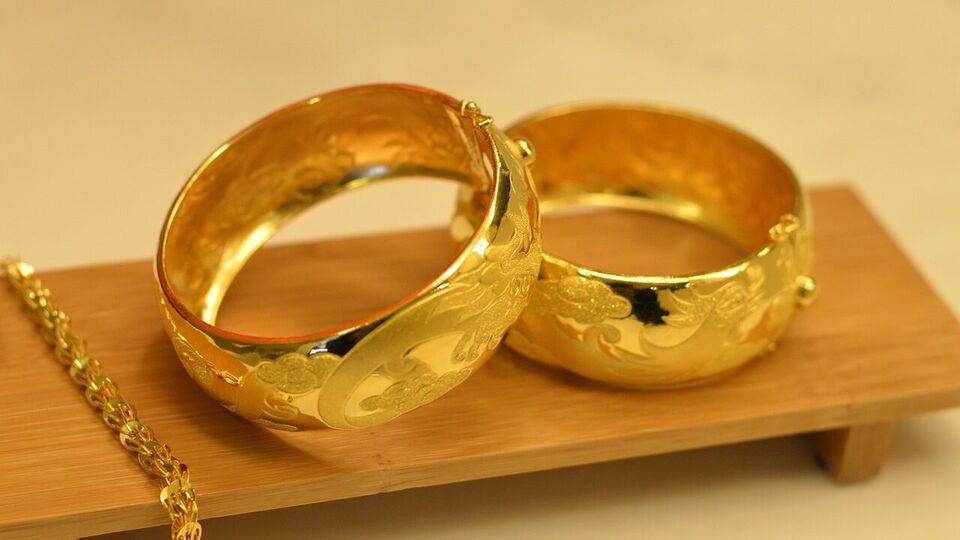 <p>హైదరాబాద్​లో 10 గ్రాముల పసిడి (22క్యారెట్లు) ధర రూ. 89,869గా ఉంది. 24క్యారెట్ల బంగారం ధర రూ. 98,039గా కొనసాగుతోంది. కేజీ వెండి ధర రూ. 1,21,100గా ఉంది.</p>