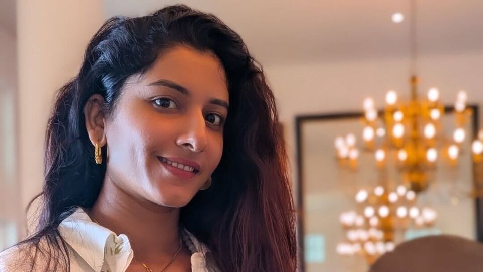 <p>తెలుగులో యాంకర్ గా కెరీర్ స్టార్ట్ చేసిన విష్ణు ప్రియ.. ఆ తర్వాత యూట్యూబ్ డ్యాన్స్ వీడియోలతో మరింత ఫేమస్ అయింది. ఆమె డ్యాన్స్ వీడియోలకు మిలియన్ల కొద్ది వ్యూస్ వస్తున్నాయి. </p>(instagram-Vishnupriyaa bhimeneni)