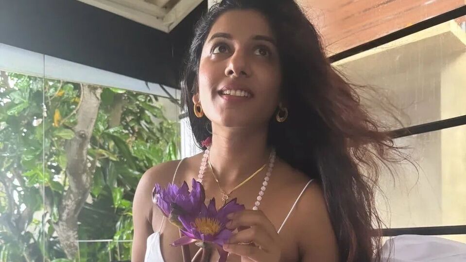 <p>విష్ణు ప్రియ లేటెస్ట్ ఫొటోలు ఇంటర్నెట్ లో తెగ వైరల్ గా మారాయి. బోల్డ్ లుక్స్ తో ఈ ముద్దుగుమ్మ హీట్ పెంచేస్తుందని నెటిజన్లు కామెంట్ చేస్తున్నారు. </p>(instagram-Vishnupriyaa bhimeneni)