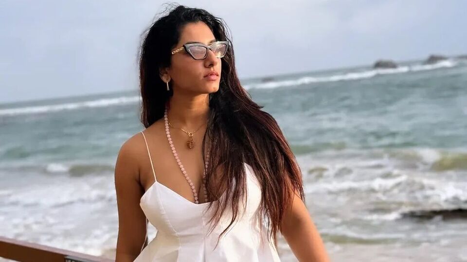 <p>శ్రీలంకలో ఎంజాయ్ చేస్తోంది విష్ణు ప్రియ. అక్కడ ఇలా ఫొటోలకు హాట్ హాట్ ఫోజులిచ్చింది. సోల్ థెరపీ, శ్రీలంకను లవ్ చేస్తున్నా అంటూ ఫొటోలకు క్యాప్షన్ ఇచ్చింది ఈ భామ. </p>(instagram-Vishnupriyaa bhimeneni)