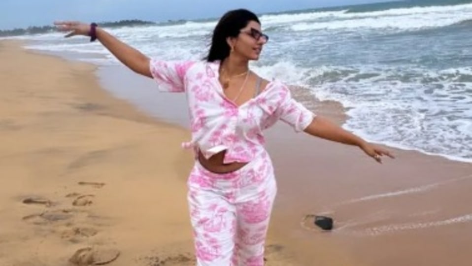 <p>తెలుగు బిగ్ బాస్ 8వ సీజన్ లో పార్టిసిపేట్ చేసింది విష్ణు ప్రియ. రీసెంట్ గా స్టార్ మాలోనే వచ్చిన కిరాక్ బాయ్స్ ఖిలాడీ గర్ల్స్ సీజన్ 2లోనూ సందడి చేసింది. </p>(instagram-Vishnupriyaa bhimeneni)