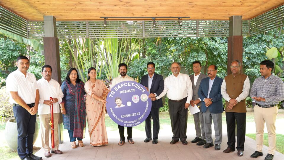 <p>టీజీ ఈఏపీసెట్ ఇంజినీరింగ్ స్ట్రీమ్ ఫలితాలను చూస్తే... 2,20, 326 మంది దరఖాస్తు చేసుకోగా..2,07, 190 మంది హాజరయ్యారు. వీరిలో 1,51, 779 క్వాలిఫై కాగా... ఉత్తీర్ణత శాతం 73.26గా నమోదైంది. బాలికలు 65, 120 మంది ఉత్తీరులు కాగా... 86,659 మంది బాలురులు క్వాలిఫై అయ్యారు. బాలిక ఉత్తీర్ణత శాతం 73.88గా ఉండగా… బాలురది 72.79 శాతంగా నమోదైంది.</p>