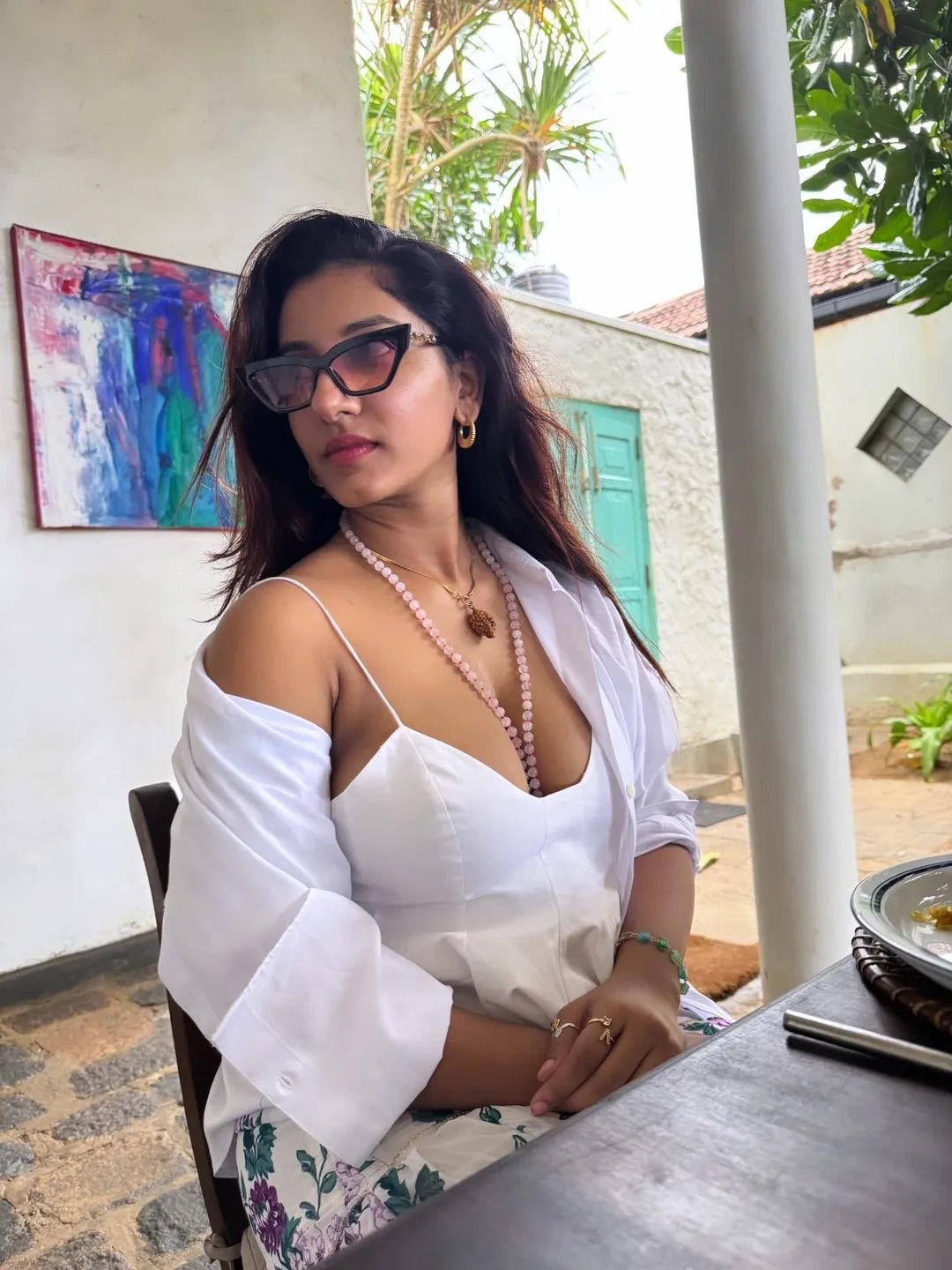 యాంకర్ విష్ణు ప్రియ మరోసారి బోల్డ్ ఫొటోస్ తో రెచ్చిపోయింది. ఎద అందాలు కనిపించేలా ఫ్యాన్స్ కోసం పరువాల ప్రదర్శనకు తెరతీసింది. 