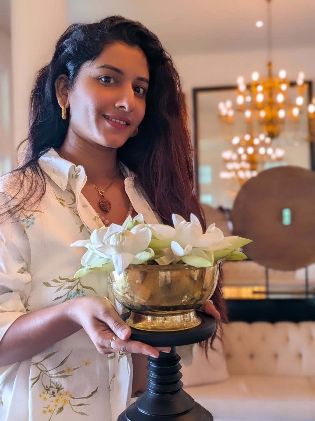 తెలుగులో యాంకర్ గా కెరీర్ స్టార్ట్ చేసిన విష్ణు ప్రియ.. ఆ తర్వాత యూట్యూబ్ డ్యాన్స్ వీడియోలతో మరింత ఫేమస్ అయింది. ఆమె డ్యాన్స్ వీడియోలకు మిలియన్ల కొద్ది వ్యూస్ వస్తున్నాయి. 