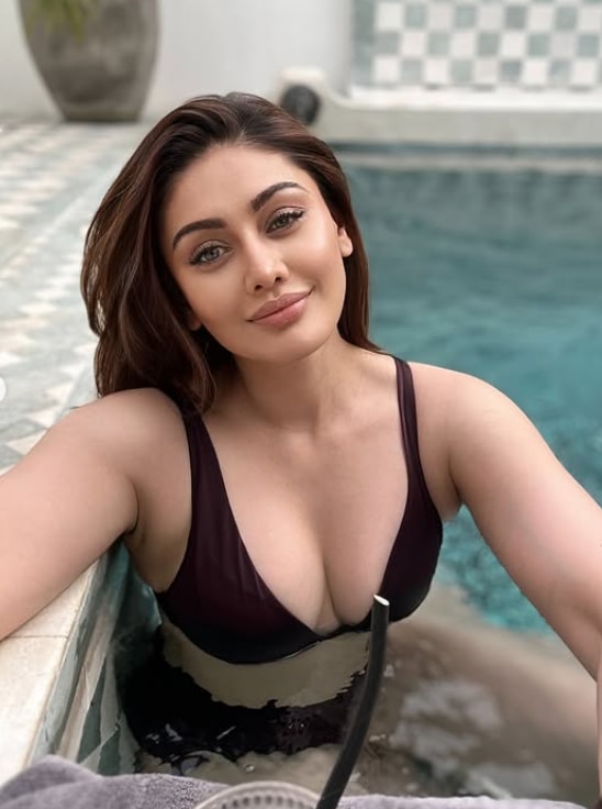 హర్మీత్ ను పెళ్లి చేసుకునే కంటే ముందే సిద్ధార్థ్ శుక్లాతో షెఫాలి జరివాలా డేటింగ్ లో ఉంది. ఇంటర్ చదివే రోజుల్లోనే వీళ్లు ప్రేమించుకున్నారు. ఈ విషయం హర్మీత్, ఇప్పటి భర్త పరాగ్ త్యాగికి తెలుసు. 
