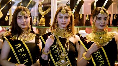 దిల్లీలోని ఒక బంగారు ఆభరణాల దుకాణంలో మోడల్స్​.. (PTI)