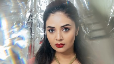<p>రెడ్ కలర్ లో డీప్ నెక్ గౌన్ లో అందాలు ఆరబోసింది శ్రీముఖి. ఆమె లేటెస్ట్ ఫొటోలు ఇంటర్నెట్ లో తెగ వైరల్ గా మారాయి. </p> (instagram-sreemukhi) <p>రెడ్ కలర్ లో డీప్ నెక్ గౌన్ లో అందాలు ఆరబోసింది శ్రీముఖి. ఆమె లేటెస్ట్ ఫొటోలు ఇంటర్నెట్ లో తెగ వైరల్ గా మారాయి. </p> (instagram-sreemukhi)