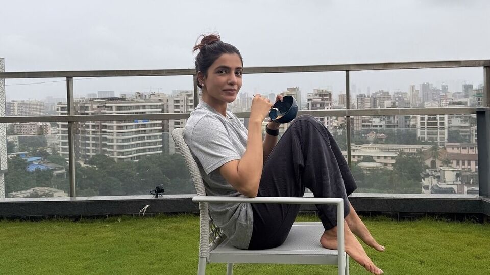 <p>గార్డెన్‌లో కూర్చుని ఏదో తింటూ పోజు ఇచ్చిన సమంత రియాలిటీ మధ్యలో పట్టుబడిపోయాను అని ఫొటోలో రాసుకొచ్చింది. వీటితోపాటు కొన్ని బుక్స్ తదితర ఫొటోలను షేర్ చేసింది సమంత. </p>(Instagram/Samantha)
