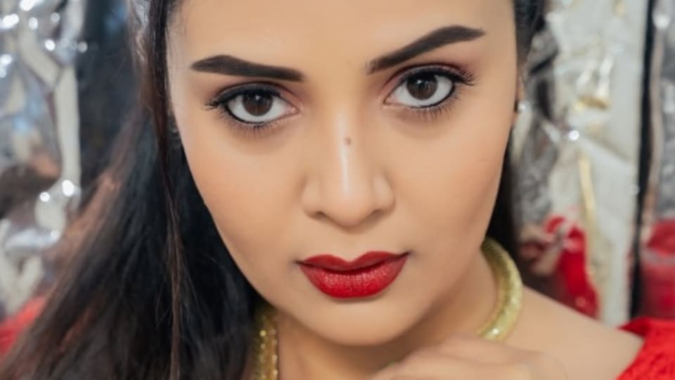 <p>తెలుగులో స్టార్ యాంకర్ గా కొనసాగుతున్న శ్రీముఖి స్టార్ మాలో ఆదివారం విత్ మా పరివారం షో చేస్తోంది. మొన్నటి వరకూ కిరాక్ బాయ్స్ ఖిలాడీ గర్ల్స్ సీజన్ 2కు హోస్ట్ గా చేసింది. తెలుగు బిగ్ బాస్ లోనూ అలరించింది. </p>(instagram-sreemukhi)