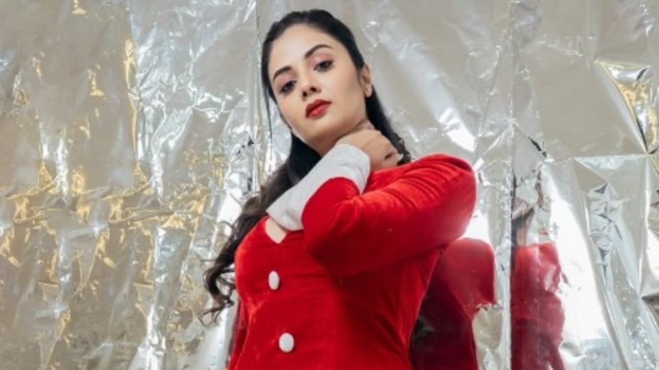 <p>స్టన్నింగ్ లుక్స్ తో ఫ్యాన్స్ ను ఫిదా చేస్తోంది శ్రీముఖి. ఓ వైపు టీవీ షోలు, మరోవైపు ఈవెంట్లతో బిజీగా ఉండే ఈ భామ.. మధ్యలో ఇలా ఇన్ స్టాగ్రామ్ లో హాట్ ఫొటోలతో అలరిస్తుంటుంది. </p>(instagram-sreemukhi)