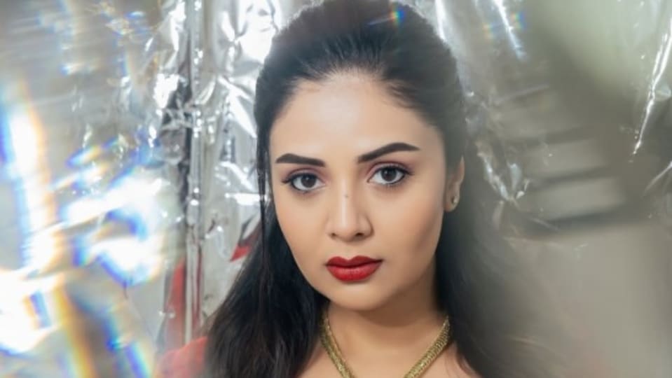 <p>రెడ్ కలర్ లో డీప్ నెక్ గౌన్ లో అందాలు ఆరబోసింది శ్రీముఖి. ఆమె లేటెస్ట్ ఫొటోలు ఇంటర్నెట్ లో తెగ వైరల్ గా మారాయి. </p>(instagram-sreemukhi)