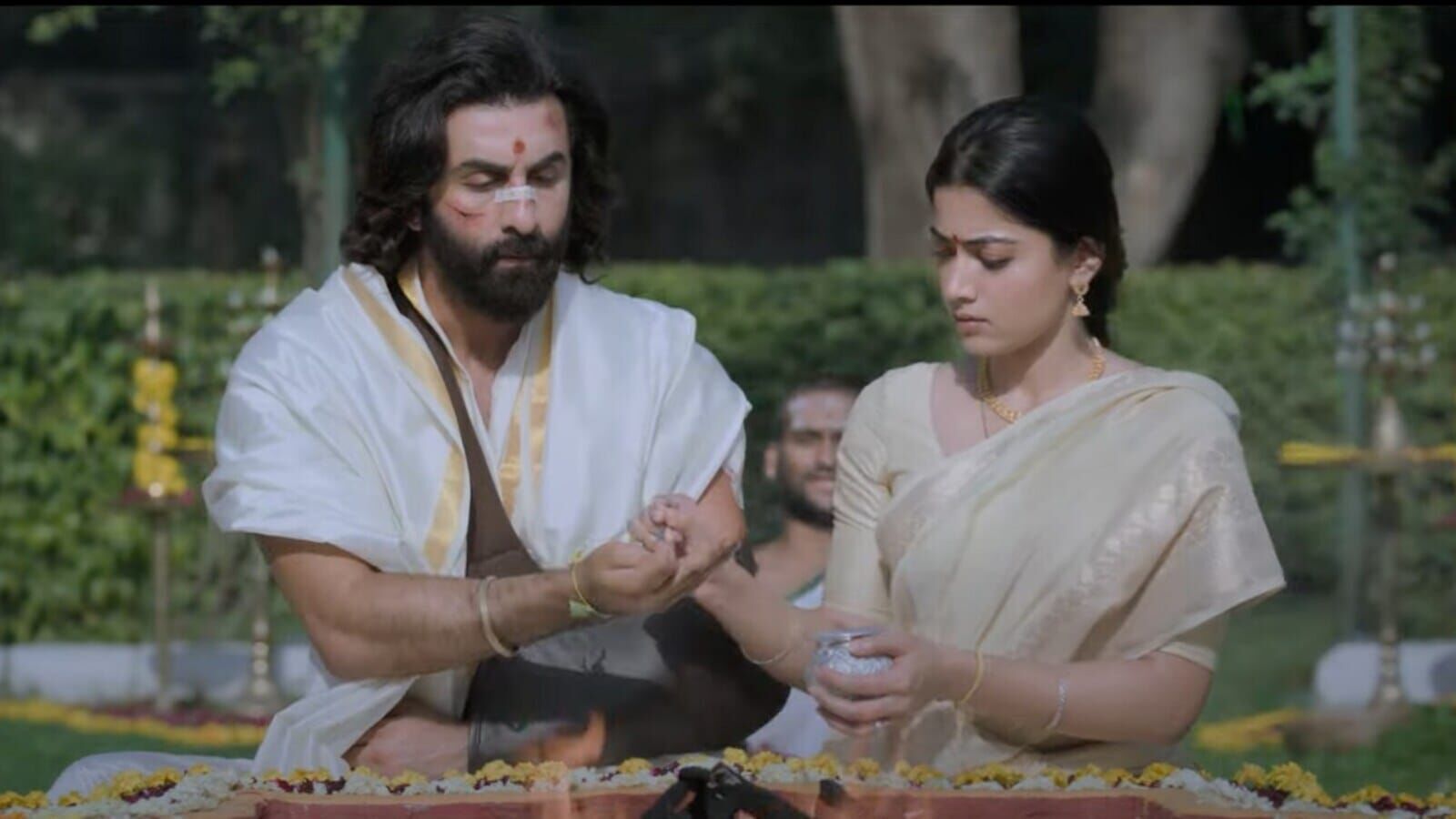 నేను స్క్రీన్‌పై స్మోకింగ్ చేయను.. సినిమాను సినిమాలా చూడండి.. బలవంతంగా చూడమని ఎవరూ అడగడం లేదు కదా: రష్మిక కామెంట్స్