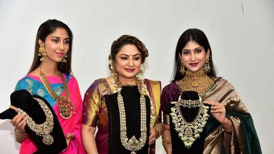 <p>అమరావతి (విజయవాడ)లో 10 గ్రాముల పసిడి (22క్యారెట్లు) ధర రూ. 89,325 ఉంది. 24 క్యారెట్ల గోల్డ్ ప్రైజ్ రూ. 97,445గా ఉంది. కేజీ వెండి ధర రూ. 1,21,800గా ఉంది.</p> <p>అమరావతి (విజయవాడ)లో 10 గ్రాముల పసిడి (22క్యారెట్లు) ధర రూ. 89,325 ఉంది. 24 క్యారెట్ల గోల్డ్ ప్రైజ్ రూ. 97,445గా ఉంది. కేజీ వెండి ధర రూ. 1,21,800గా ఉంది.</p>
