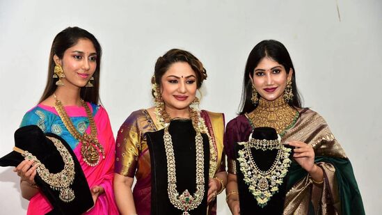 అమరావతి (విజయవాడ)లో 10 గ్రాముల పసిడి (22క్యారెట్లు) ధర రూ. 89,325 ఉంది. 24 క్యారెట్ల గోల్డ్​ ప్రైజ్​ రూ. 97,445గా ఉంది. కేజీ వెండి ధర రూ. 1,21,800గా ఉంది.