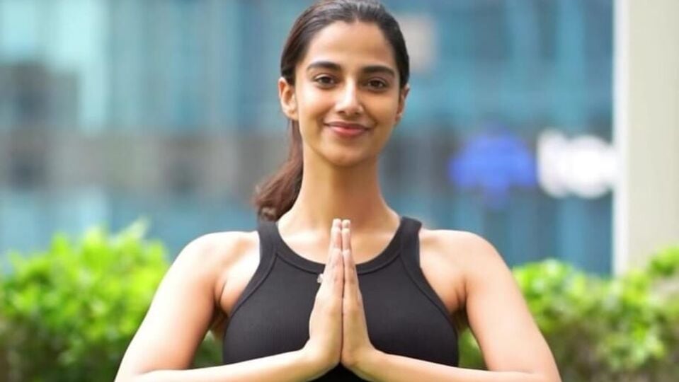 <p>సంక్రాంతికి వస్తున్నాం సినిమాతో సూపర్ క్రేజ్ అందుకున్న హీరోయిన్ మీనాక్షి చౌదరి. ఈ ఒక్క మూవీ హిట్‌తో టాలీవుడ్‌లో క్రేజీ బ్యూటీగా మారిపోయింది మీనాక్షి చౌదరి.</p>(Instagram/Meenakshi Chaudhary )