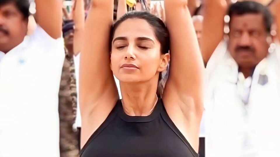 <p>సంక్రాంతికి వస్తున్నాం సినిమాతో అనేక మూవీస్‌లో హీరోయిన్‌గా ఛాన్స్ అందుకుంటున్న మీనాక్షి చౌదరి సోషల్ మీడియాలో అదిరే హాట్ అందాలతో కవ్విస్తుంటుంది.</p>(Instagram/Meenakshi Chaudhary )