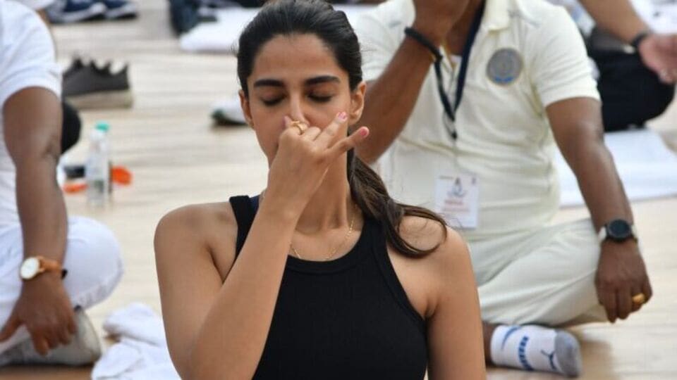 <p>రాజకీయ, సినీ ప్రముఖులతో కలిసి యోగా చేసిన మీనాక్షి చౌదరి వివిధ ఆసనాలు వేసింది. శ్వాసకు సంబంధించిన ఆసనంలో ఇలా మీనాక్షి చౌదరి కనిపించింది.</p>