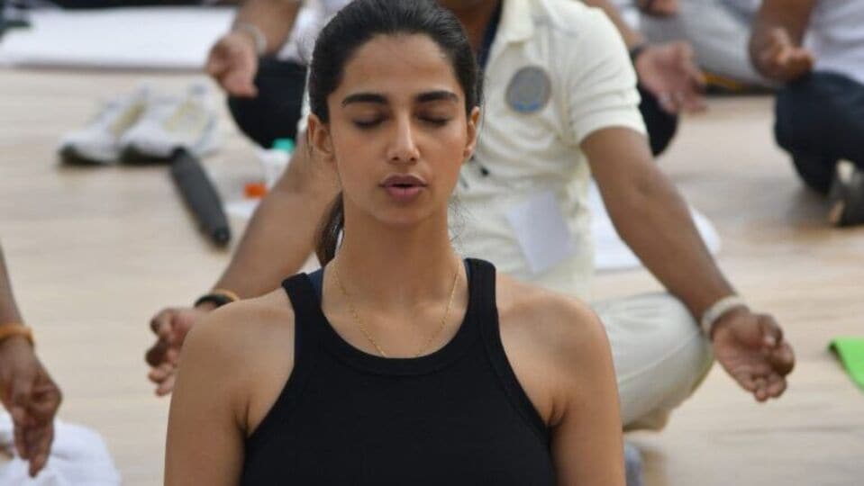 <p>ఇటీవల ఇంటర్నేషనల్ యోగా డే 2025 సందర్భంగా యోగాసనాలు వేసి అందరి దృష్టిని ఆకర్షించింది మీనాక్షి చౌదరి. వారం క్రితం జరిగిన ఈ ఈవెంట్‌లోని మీనాక్షి చౌదరి యోగా ఫొటోలు ఇప్పటికీ సోషల్ మీడియాలో వైరల్ అవుతున్నాయి.</p>(Instagram/Meenakshi Chaudhary )