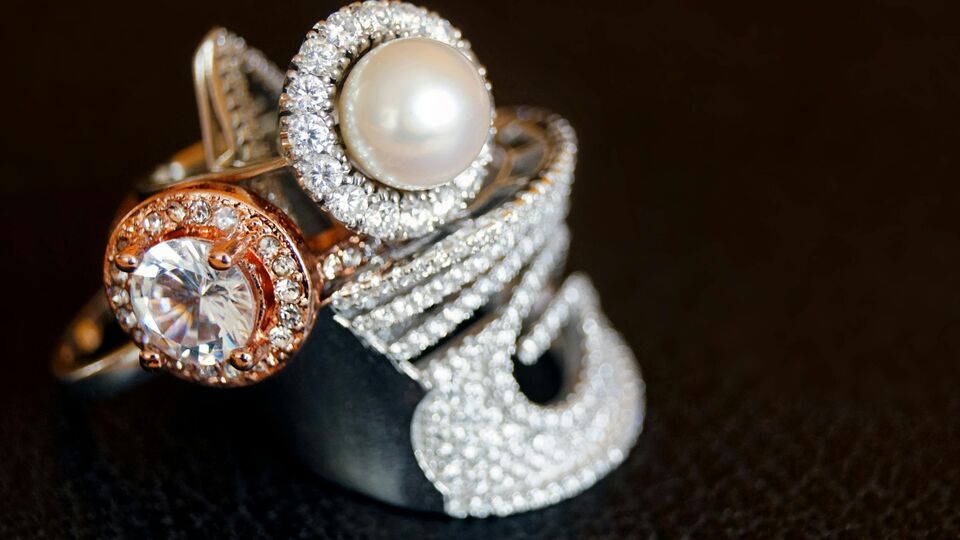 <p>బెంగళూరులో పసిడి ధరలు ఈ విధంగా ఉన్నాయి. 10 గ్రాముల పసిడి ధరలు వరుసగా రూ. 89,305 - రూ. 97,425గా ఉన్నాయి. 100 గ్రాముల వెండి రేటు రూ. 10,990గాను.. కేజీ వెండి రేటు రూ. 1,09,800గాను కొనసాగుతున్నాయి.</p>