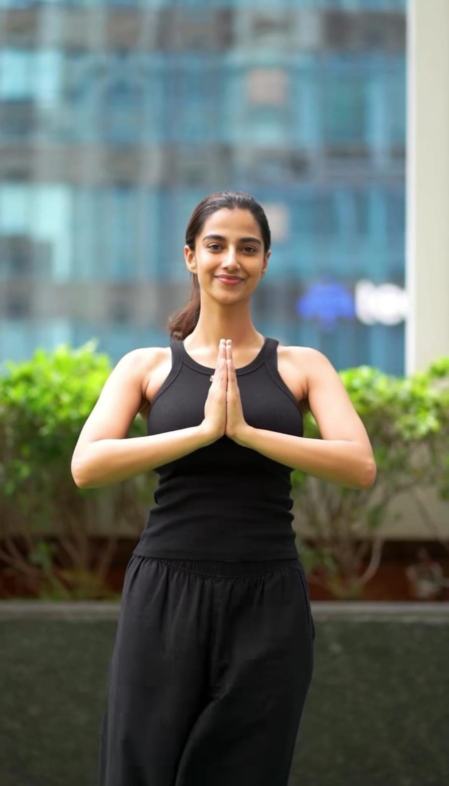 సంక్రాంతికి వస్తున్నాం సినిమాతో సూపర్ క్రేజ్ అందుకున్న హీరోయిన్ మీనాక్షి చౌదరి. ఈ ఒక్క మూవీ హిట్‌తో టాలీవుడ్‌లో క్రేజీ బ్యూటీగా మారిపోయింది మీనాక్షి చౌదరి.