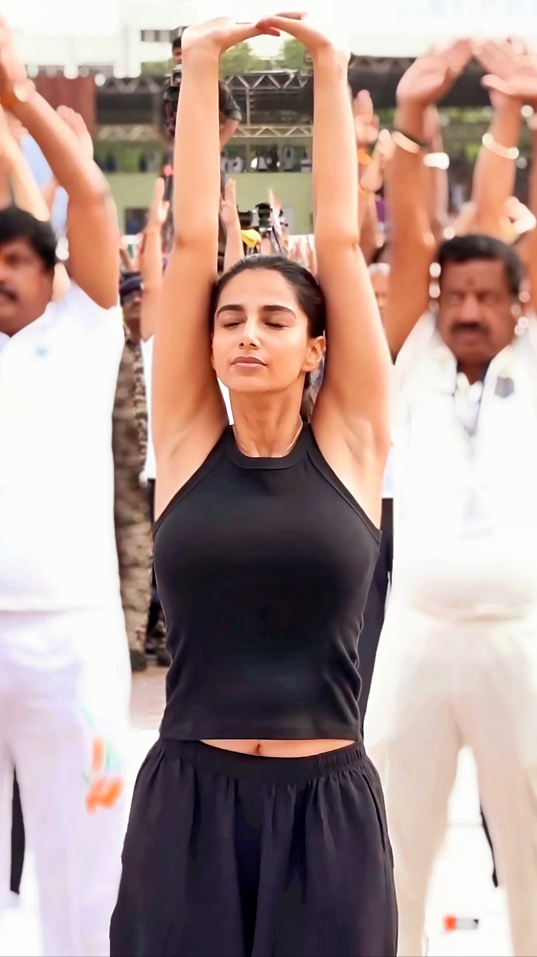 సంక్రాంతికి వస్తున్నాం సినిమాతో అనేక మూవీస్‌లో హీరోయిన్‌గా ఛాన్స్ అందుకుంటున్న మీనాక్షి చౌదరి సోషల్ మీడియాలో అదిరే హాట్ అందాలతో కవ్విస్తుంటుంది.
