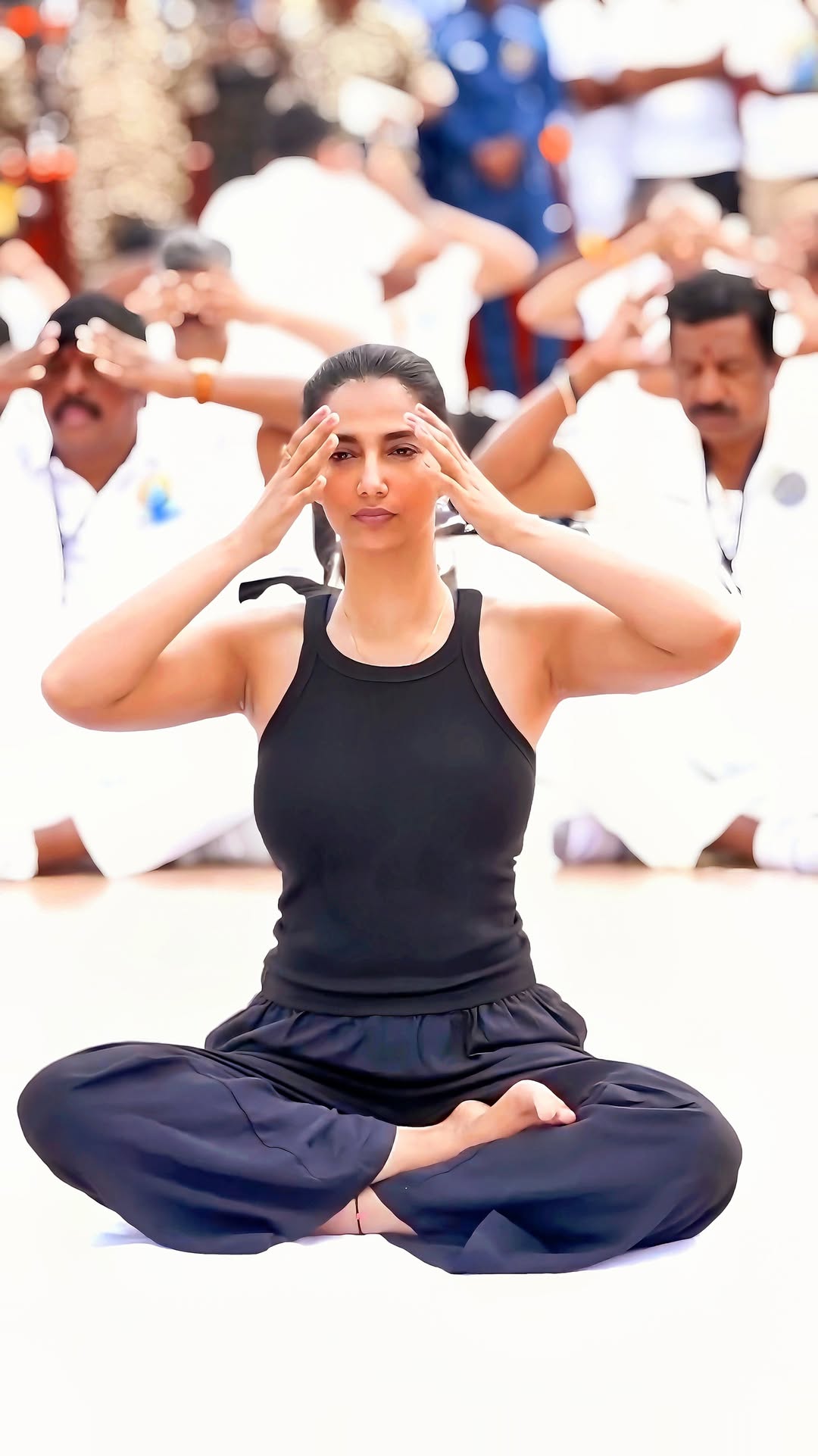 సికింద్రాబాద్ పరేడ్ గ్రౌండ్స్‌లో కేంద్ర మంత్రి కిషన్ రెడ్డి ఆధ్వర్యంలో నిర్వహించిన యోగా కార్యక్రమంలో మీనాక్షి చౌదరి పాల్గొంది. పలు పొలిటిషియన్స్‌తోపాటు సినీ ప్రముఖులు హాజరైన ఈ కార్యక్రమంలో యోగాసనాలు వేసి ఆకట్టుకుంది మీనాక్షి చౌదరి.